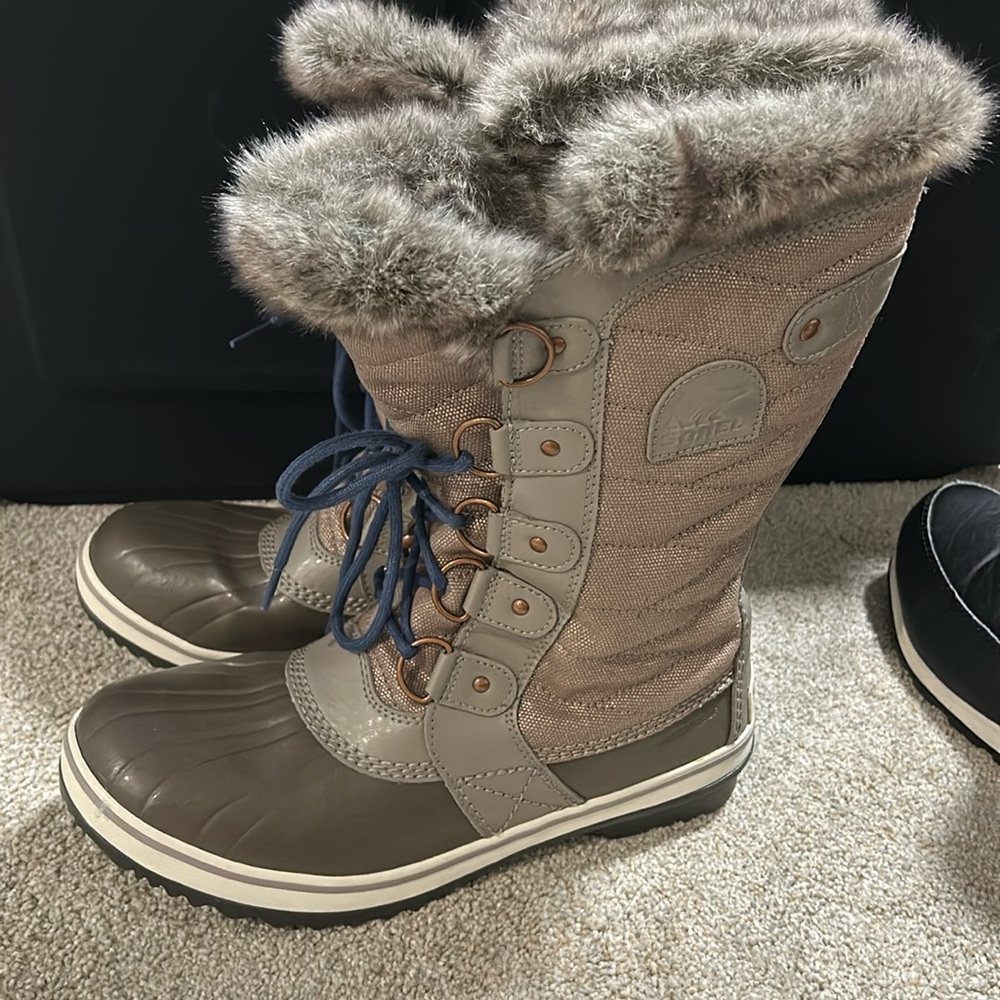 Sorel Joan of Arctic waterproof snow boots.  Size 9 women’s
